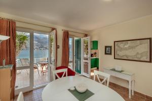 - un salon avec une table et une vue sur l'océan dans l'établissement Detached Villa with stunning views in Njivice, Montenegro, à Njivice