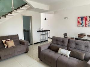 a living room with a couch and a table at Casa em Escarpas do Lago in Capitólio