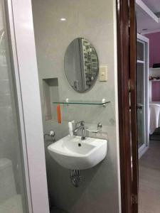 un bagno con lavandino e specchio di Arthur Private Resort a Legazpi