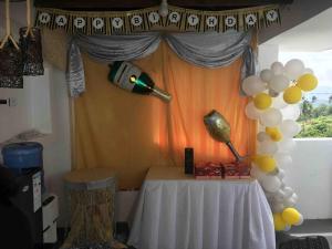 um quarto com uma mesa com um candeeiro e balões em Arthur Private Resort em Legazpi