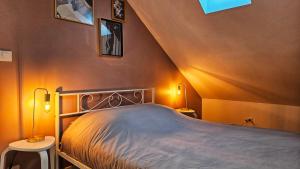 een slaapkamer met een bed en twee tafels en twee lampen bij Logements neufs à Bannalec Centre in Bannalec