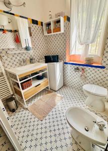 a small bathroom with a toilet and a sink at Casa Molo 13 in Mattinata