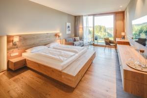 Hotel Munde في Hofstetten: غرفة نوم مع سرير خشبي كبير في غرفة