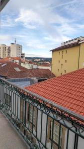 uma vista a partir de uma varanda de um edifício com telhados vermelhos em Porta 116 - Free Private Parking em Vila Real