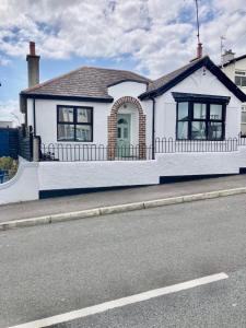 uma casa branca na berma de uma estrada em Hidden Gem em Portrush