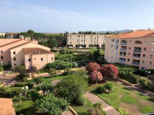 an aerial view of a park with trees and buildings at Appartement spacieux 65M2, avec piscine et parking in Fréjus