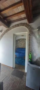 Pokój z niebieskim łóżkiem w pokoju w obiekcie CASETTA delle ROSE w Asyżu