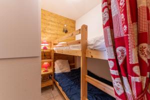 a bedroom with two bunk beds in a cabin at La Ferme des Alpages - Proche pistes de ski in La Giettaz