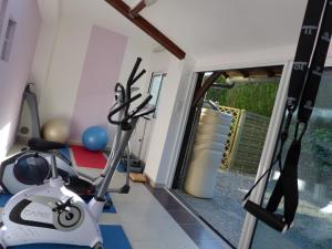 una habitación con gimnasio con cinta de correr y bicicleta estática en Domaine du Parc en Montsoreau