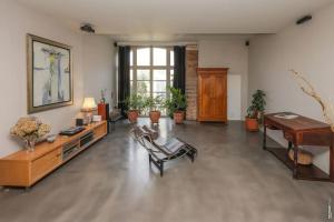 Ruang duduk di Maison de charme - Piscine - Hypercentre - 300m2