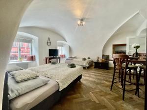 una camera con letto, tavolo e sedie di Studio Nicolas Prague a Praga