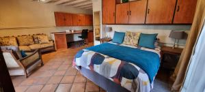 Pretoria的住宿－Casabac，一间卧室配有一张床和一张沙发