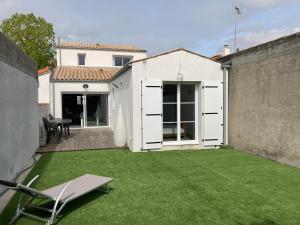 a small backyard with a green lawn at Villa St. Georges in La Rochelle