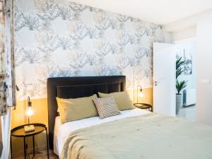 Schlafzimmer mit einem Bett mit Blumentapete in der Unterkunft Almar Collection Atocha in Madrid