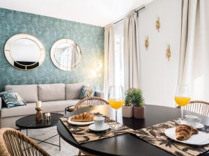 ein Wohnzimmer mit einem Tisch und 2 Gläsern Orangensaft in der Unterkunft Almar Collection Atocha in Madrid
