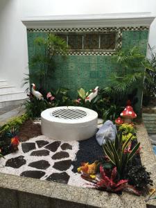 un jardín con aitatingificificialificialificialificialificialificialificialificialificialificialificial en Heeren Palm Suites en Melaka