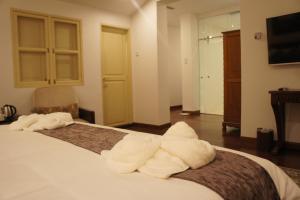 Postel nebo postele na pokoji v ubytování Heeren Palm Suites