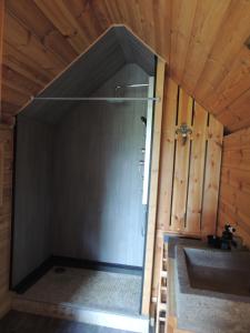 Φωτογραφία από το άλμπουμ του CHALET ATYPIQUE LOLA type KOTA location en gîte σε Chazemais +19 φωτογραφίες
