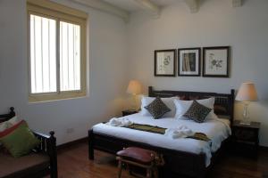 Postel nebo postele na pokoji v ubytování Heeren Palm Suites