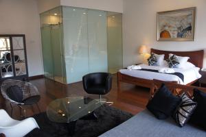 Postel nebo postele na pokoji v ubytování Heeren Palm Suites