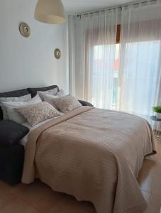 um quarto com uma cama grande e uma janela em Mar Menor em San Pedro del Pinatar