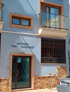 - Edificio con puerta de cristal y balcón en Mar Menor, en San Pedro del Pinatar