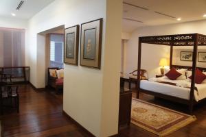 Postel nebo postele na pokoji v ubytování Heeren Palm Suites
