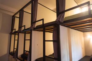 Koja eða kojur í herbergi á Sunshot Hostel