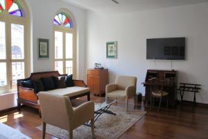 TV a/nebo společenská místnost v ubytování Heeren Palm Suites