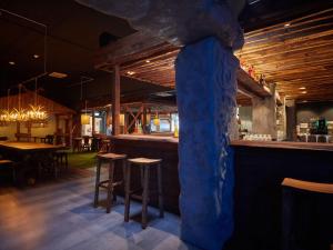 un bar con tavoli e sgabelli in un ristorante di Ferienhaus in Damp for 8 Personen a Damp