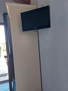 a flat screen tv hanging on a wall at Affitta camere Matta-Chiodino in Arzachena
