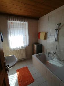 ein Badezimmer mit Badewanne und Waschbecken in der Unterkunft Appart Gruber in Zell am Ziller