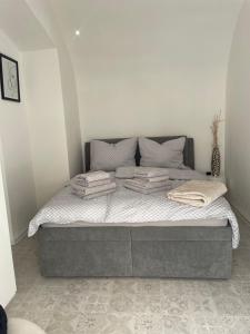 - un lit dans un dortoir doté de serviettes dans l'établissement MiMa, à Košice