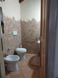 a bathroom with a toilet and a bidet at Affitta camere Matta-Chiodino in Arzachena
