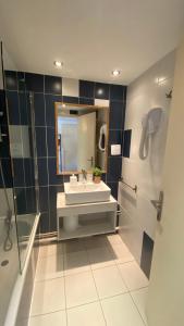 W łazience znajduje się umywalka, lustro i prysznic. w obiekcie Joli studio Camargue Lou Rouge Arles w mieście Arles