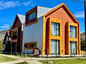 uma casa com um sinal em frente em NB Mountain aparts El Chalten em El Chaltén