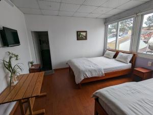 Postel nebo postele na pokoji v ubytování Holly Hostel