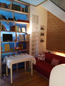 ローマにあるappartamento " il piccolo 'のリビングルーム(赤いソファ、テーブル付)