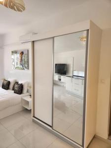 sala de estar con puerta corredera de cristal y sofá en Hello-Guyane, Marina 6, Suite Prestige 5 étoiles, en Saint-Laurent-du-Maroni