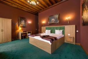 Un pat sau paturi într-o cameră la Hotel Am Ring