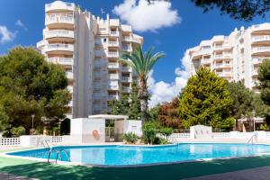 een zwembad voor een gebouw bij Espanatour CAMPOAMOR in Orihuela