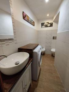 ein Bad mit einem Waschbecken und einem WC in der Unterkunft Hameau Gubioche, casa vacanze in Chambave