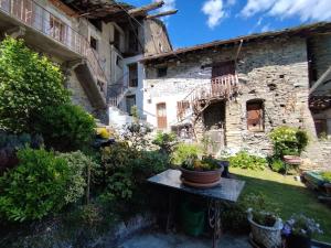 una olla en una mesa frente a un edificio en Hameau Gubioche, casa vacanze, en Chambave