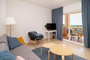 een woonkamer met een bank en een tafel bij Espanatour CAMPOAMOR in Orihuela