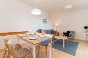 een woonkamer met een tafel en een bank bij Espanatour CAMPOAMOR in Orihuela