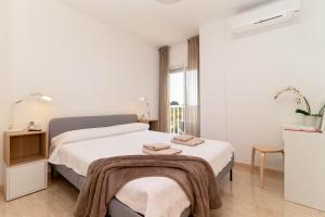 een slaapkamer met een bed met een deken erop bij Espanatour CAMPOAMOR in Orihuela +22 foto's