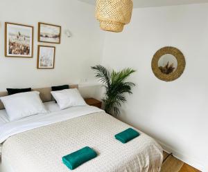 1 dormitorio con 1 cama con 2 almohadas en Boho Apartament Gdańsk Stare Miasto z widokiem na Marine, en Gdansk