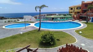 - une piscine avec l'océan en arrière-plan dans l'établissement LAGO AZUL 45, à Breña Baja