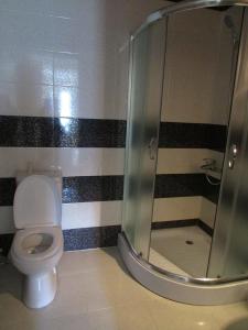 Bilik mandi di Red Stone Guest House