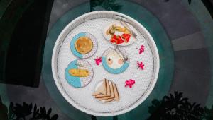 un plato de comida en una mesa con comida en ella en VILLA MENORCA, en Gili Trawangan
